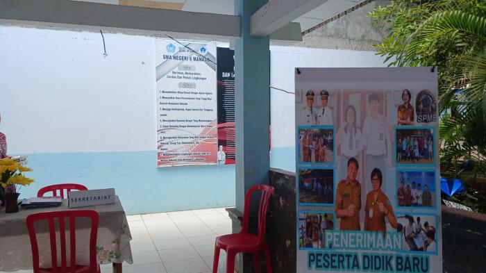 PENDAFTARAN - Ilustrasi meja pendaftaran SPMB di sekolah di Kota Manado, Sulawesi Utara. Orang tua calon murid mengeluhkan sejumlah kendala teknis.
