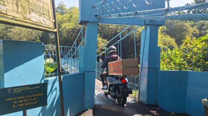 Jembatan Gantung Oranye Kalimulya di Depok