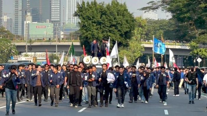 Demo Mahasiswa Esa Unggul dan Trisakti di Senayan
