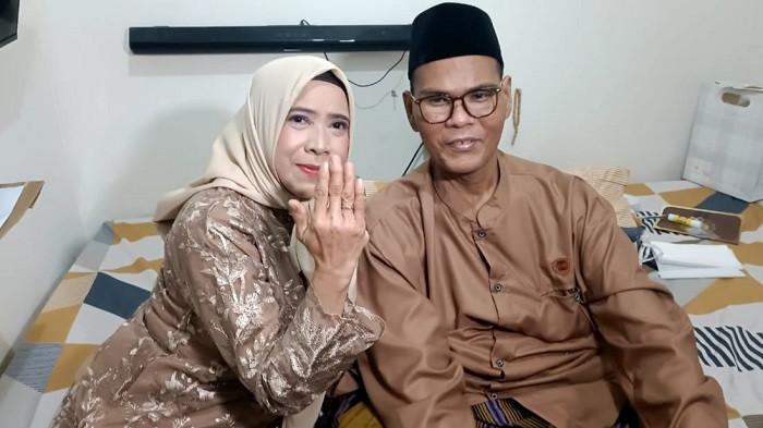 MENIKAH LAGI - Aktor sekaligus komedian Fahmi Bo kembali mempersatukan hati dengan mantan istrinya, Nita Anita Khairiyyah, dalam sebuah akad nikah penuh haru yang digelar di kontrakan sederhana kawasan Kebon Jeruk, Jakarta Barat, Minggu (23/11/2025).
