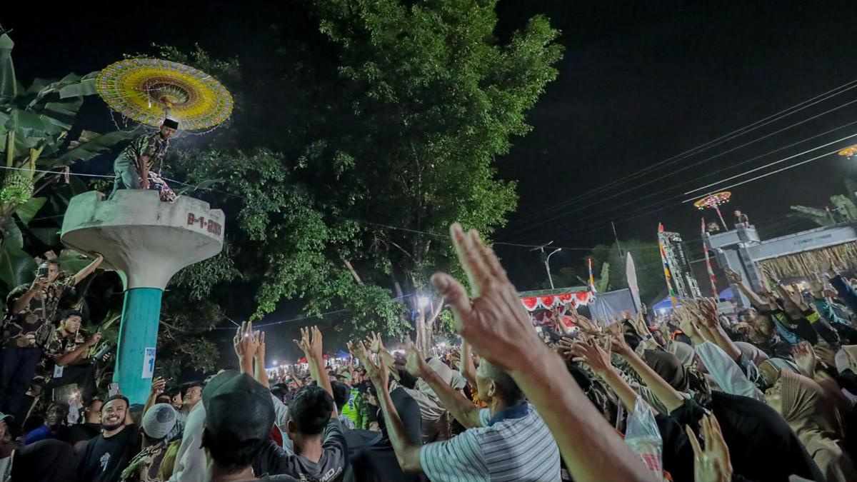 KIRAB TRADISI KLATEN - Bupati Klaten Hamenang Wajar Ismoyo menghadiri tradisi Sebar Apem dan Kirab Budaya di Desa Bulurejo, Kecamatan Juwiring, Kamis (18/6/2026) malam.