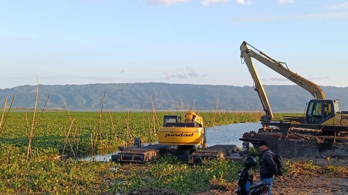 DANAU LIMBOTO -- Ekskavator di Danau Limboto, Kabupaten Gorontalo, Provinsi Gorontalo, Jumat (19/6/2026). (Sumber Foto: TribunGorontalo.com/Jefri Potabuga)