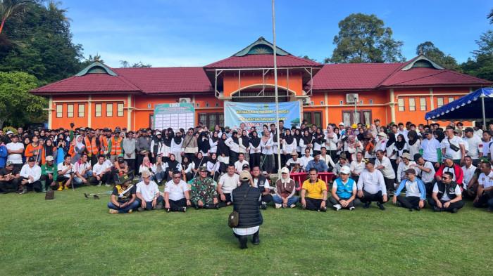Foto bersama Kejari Lingga dan warga Singkep Barat