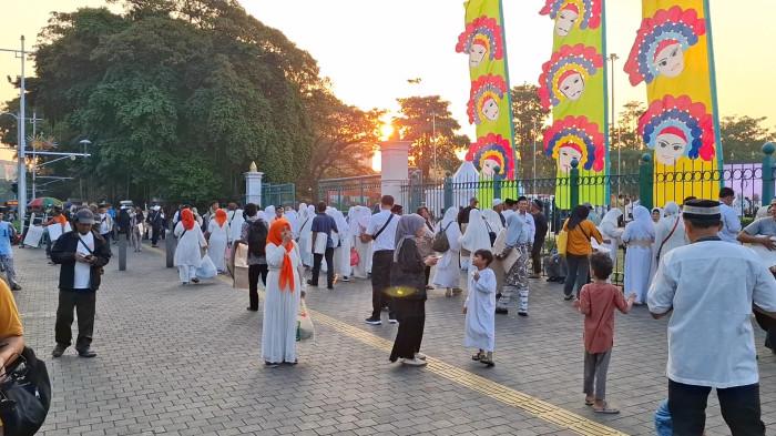 HAUL AKBAR BETAWI - Jemaah berdatangan di Plaza Selatan Monas untuk ikut Haul Akbar Ulama dan Habaib Betawi, Senin (19/6/2026).