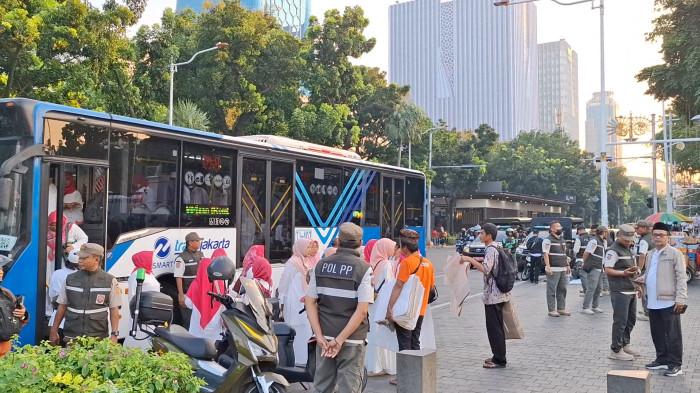 HAUL AKBAR BETAWI - Jemaah berdatangan di Plaza Selatan Monas untuk ikut Haul Akbar Ulama dan Habaib Betawi, Senin (19/6/2026).