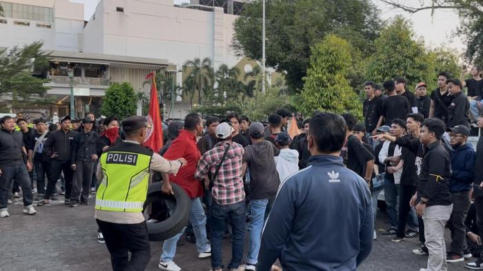 TEGANG - Keributan sesaat terjadi dalam aksi unjuk rasa Aliansi BEM se-DIY pada Jumat (19/6/2026).