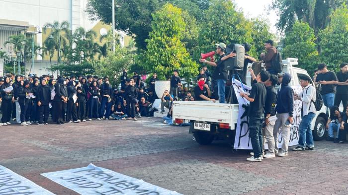AKSI DAMAI - Puluhan massa aliansi BEM se-DIY menggelar aksi damai di depan kantor DPRD DIY, Jumat (19/6/2026).