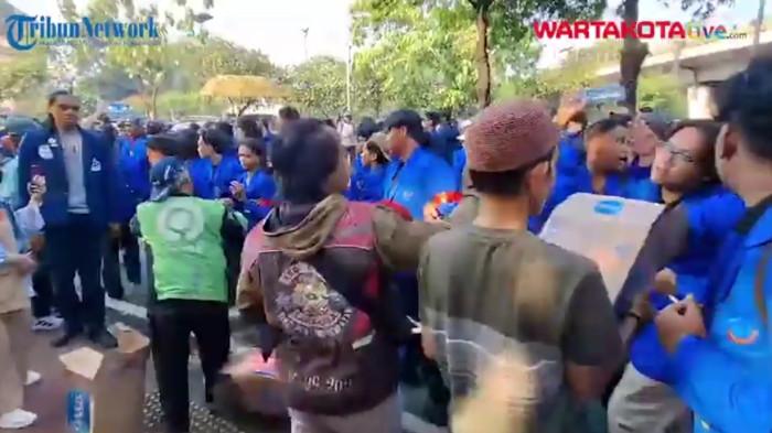 WARGA KASIH MINUM-Warga menyediakan minum untuk para mahasiswa yang berunjuk rasa di Gedung DPR RI di kawasan Gatot Subroto, Jakarta Pusat, Jumat (19/6/2026).