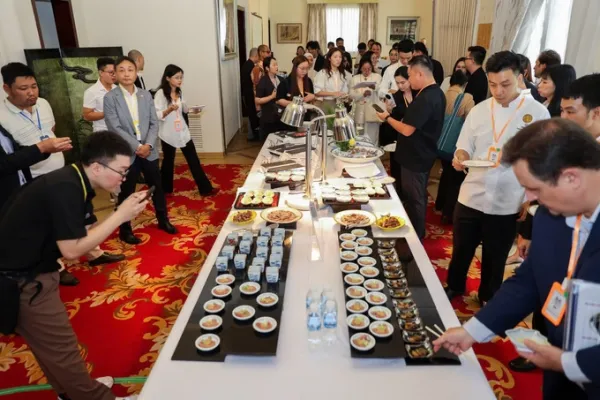 Guests trying traditional Japanese dishes prepared on-site by chefs. Photo by Read/Quynh Tran