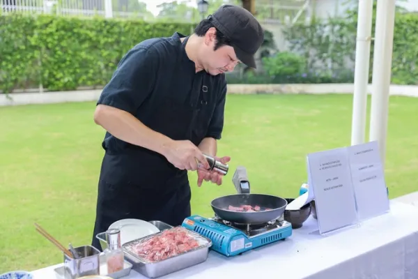 Vietnamese and Japanese chefs collaborate to prepare salmon sushi, bluefin tuna sushi, and Wagyu beef dishes at the event. Photo by Read/Quynh Tran