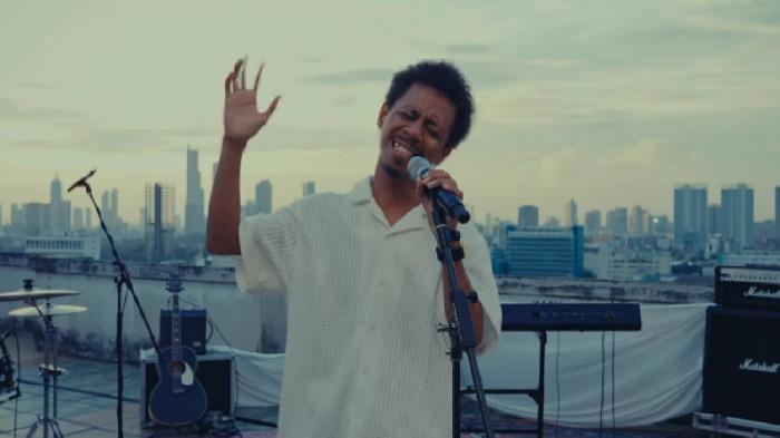 LAGU RAIM LAODE - Tangkapan layar music video Raim Laode berjudul IQRO' baru dirilis pada Jumat (6/2/2026). Dalam lagu tersebut, menjadi karya terbaru dari musisi asal Kabupaten Wakatobi, Sulawesi Tenggara (Sultra).(Dok Instagram @raimlaode)