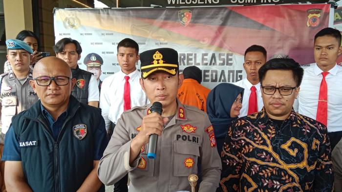 Wendi (32) pelaku penyiraman air keras pada bocah kakak beradik di Polres Sumedang di Wendi (32) pelaku penyiraman air keras terhadap bocah kakak beradik hanya tertunduk saat digiring Polisi dari ruang tahanan ke halaman Markas Polres Sumedang, Jawa Barat, Jumat (19/6/2026) sore.