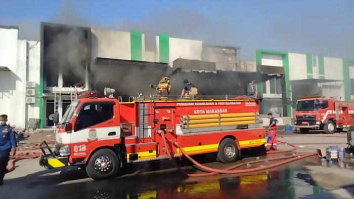 GUDANG NILAM - Suasana Pemadaman Gudang Nilam di Komplek Gudang Parangloe, Kecamatan Tamalanrea, Makassar, Sulawesi Selatan, Jumat (19/6/2026). 28 unit kendaraan damkar dikerahkan ke lokasi. 