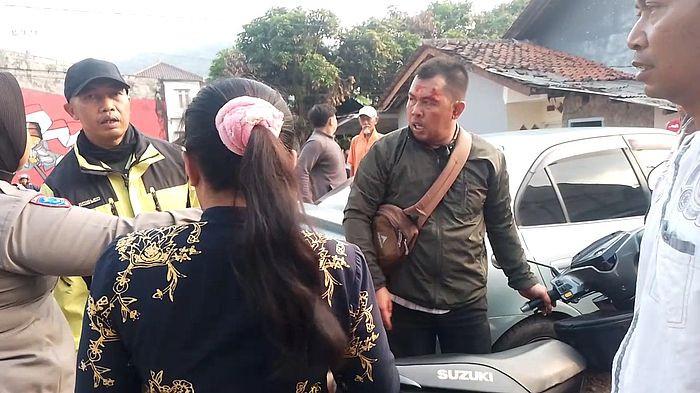 DIAMUK MASSA - Seorang dari dua penagih utang alias debt collector menghajar ibu-ibu di Kampung Ragadiem, Kelurahan Situ, Kecamatan Sumedang Selatan, Kabupaten Sumedang ini, Jumat (19/6/2026) memicu amukan massa.