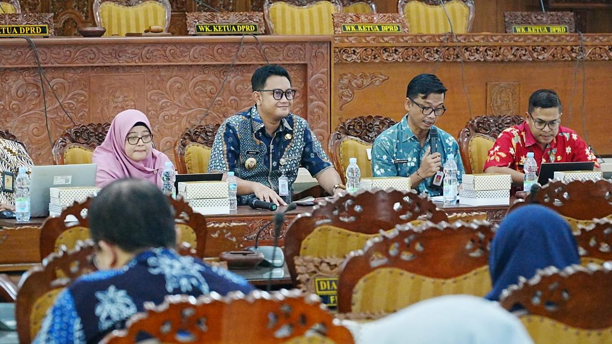 FORUM SATU DATA - Bupati Klaten Hamenang Wajar Ismoyo hadiri Forum Satu Data Kabupaten Klaten Semester I Tahun 2026 saat kegiatan di Ruang Rapat Paripurna DPRD Kabupaten Klaten, Jumat (19/6/2026).