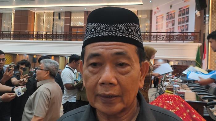 KASUS DUGAAN KORUPSI - Ketua Badan Kehormatan (BK) DPRD Sumbar, Bakri  Bakar saat memberikan keterangan di kantor DPRD Sumbar usai rapat paripurna, Jumat (19/6/2026). Ia sebut BSN sudah lima bulan mangkir dari tugas kedinasan DPRD Sumbar.