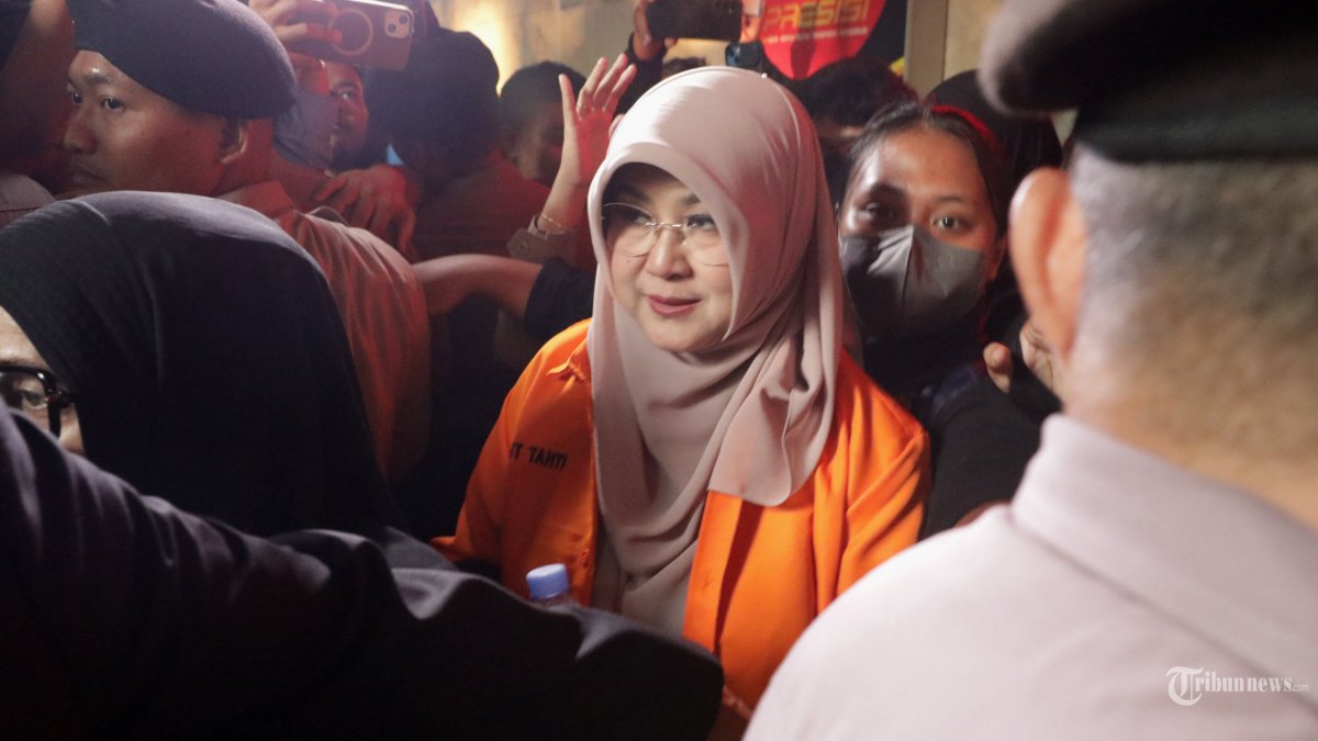 DITAHAN - Tifauziah Tyassuma alias dokter Tifa berjalan menuju mobil tahanan untuk menjalani pemeriksaan kesehatan di Polda Metro Jaya, Jakarta, Jumat (19/6/2026). Polda Metro Jaya menahan dua tersangka yakni Roy Suryo dan Tifauziah Tyassuma alias dokter Tifa terkait kasus tudingan ijazah palsu Presiden ke-7 RI Joko Widodo (Jokowi). TRIBUNNEWS/IRWAN RISMAWAN