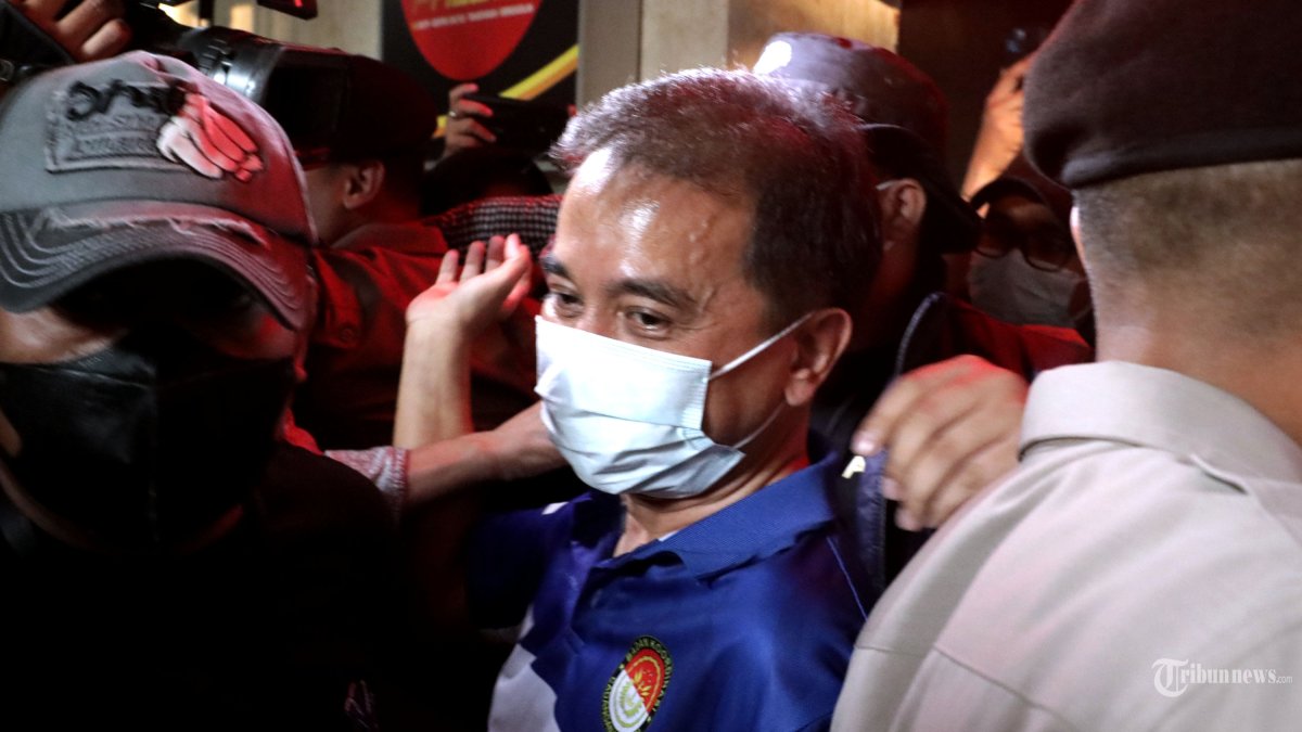 DITAHAN - Pakar telematika Roy Suryo berjalan menuju mobil tahanan untuk menjalani pemeriksaan kesehatan di Polda Metro Jaya, Jakarta, Jumat (19/6/2026). Polda Metro Jaya menahan dua tersangka yakni Roy Suryo dan Tifauziah Tyassuma alias dokter Tifa terkait kasus tudingan ijazah palsu Presiden ke-7 RI Joko Widodo (Jokowi). TRIBUNNEWS/IRWAN RISMAWAN