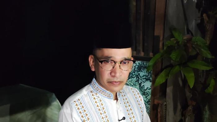 SINDIRAN -- Ruben Onsu geram dan menyindir keras pengacara Sarwendah yang menyebut dirinya dengan istilah 'mantan ayah' dalam sebuah video. Ruben menegaskan status sebagai ayah berlaku seumur hidup dan tidak ada istilah kedaluwarsa dalam mengurus anak.