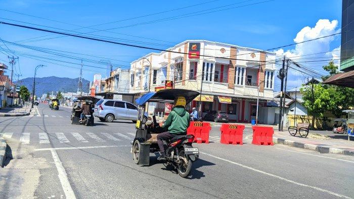 ONEWAY KOTA GORONTALO : Suasana di Jalan Nani Wartabone dan Jalan Jenderal Sudirman, Kota Gorontalo, Senin (5/5/2025). Hari kelima uji coba one way di Kota Gorontalo arus lalu lintas makin lancar.