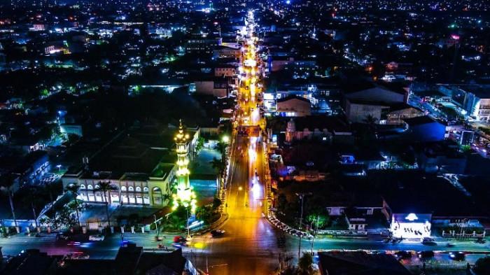STREET COFFEE -- Foto udara Jalan Nani Wartabone, Kota Gorontalo di malam hari. Pemkot Gorontalo memberikan keleluasaan bagi pelaku UMKM untuk berjualan di sepanjang jalan 2 kilometer pada 8–9 Mei 2026.