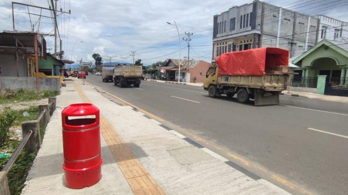 Potret Jalan John Ario Katili eks Jalan Andalas Kota Gorontalo. Dilengkapi tempat sampah dan pedestrian selebar 2 meter.