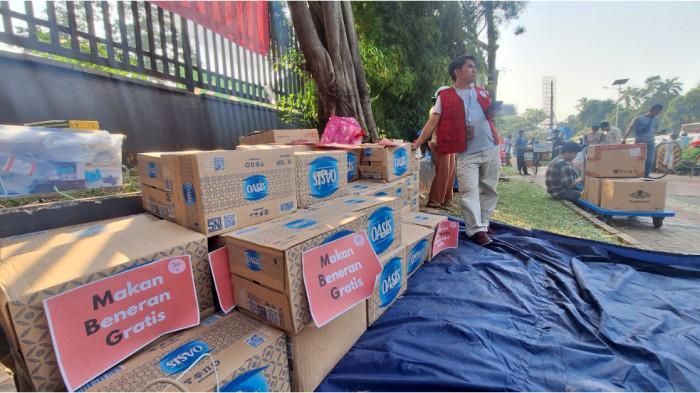 Komunitas Humanity Care membagikan logistik bagi massa aksi demo di kawasan Gedung DPR/MPR. Mereka juga menyediakan obat-obatan dan ambulans di kawasan aksi demo, Jumat (19/06/2026).