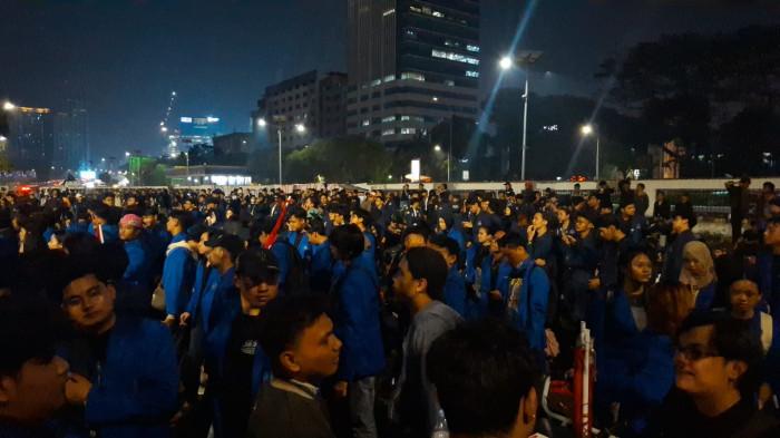 DEMO DPR RI - Mahasiswa Universitas Trisakti menggelar aksi unjuk rasa di depan DPR RI, Jumat (19/6/2026).TRIBUNJAKARTA.COM/ELGA PUTRA
