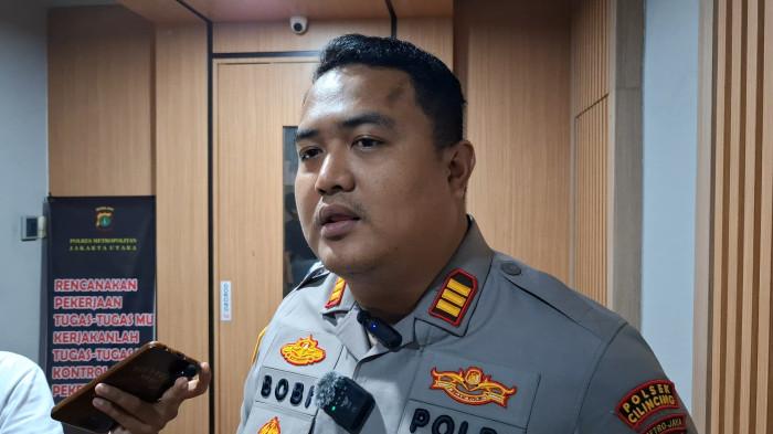 DUEL MAUT - Kapolsek Cilincing AKP Bobi Subasri menjelaskan kronologi duel maut yang menewaskan pelajar di Cilincing, Jakarta Utara. Polisi sudah menangkap tersangka IP (15) dalam kasus ini.