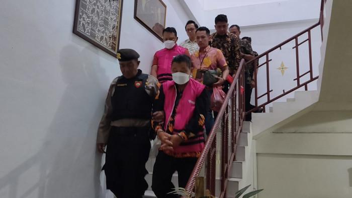 DUGAAN KORUPSI DANA BOK - Suasana kedua tersangka dalam perkara dugaan tindak pidana korupsi penyalahgunaan anggaran Bantuan Operasional Kesehatan (BOK) pada Badan Layanan Umum Daerah (BLUD) Puskesmas Blado II Tahun Anggaran 2023 hingga 2025 digelanda menuju mobil tahanan dari ruang penyidikan Kejaksaan Negeri Batang, Jumat (19/6/2026).
