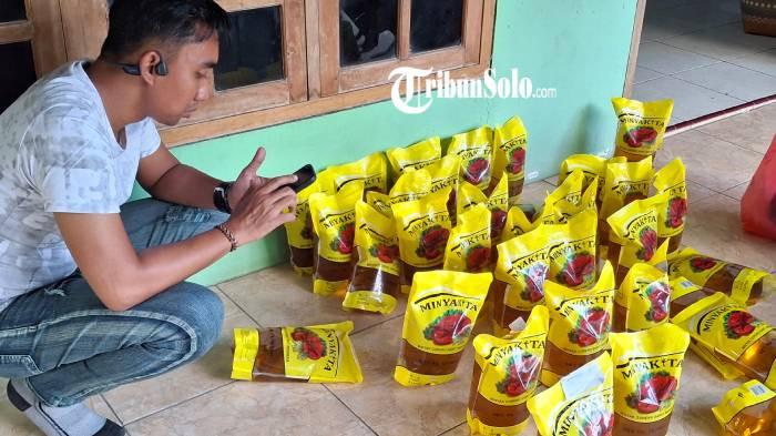 CEK KANDUNGAN. Petugas Satreskrim Polres Wonogiri saat turu mengecek bantuan Minyakita yang dikeluhkan masyarakat Kismantoro, Kamis (18/6/2026). Mereka mendalami temuan ini.