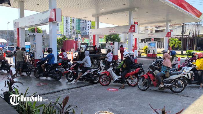 MENGULAR - Kenaikan harga Pertamax menjadi Rp16.250 per liter mulai Rabu (10/6/2026) berdampak pada perubahan perilaku konsumen di Kabupaten Klaten. Sejumlah warga memilih beralih ke Pertalite meski harus rela mengantre lebih lama di SPBU.