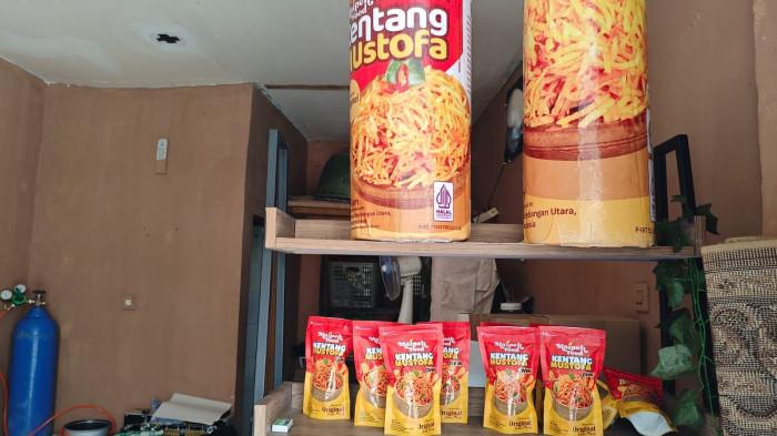 Kentang mustofa Maipeh Food yang dipajang di tempat produksi Maipeh Food di kawasan Kembangan Utara, Jakarta Barat. Saat ini produk kentang mustofa Maipeh Food sudah dijual di sejumlah minimarket di Jakarta Barat.