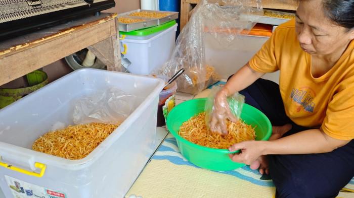 Yani, karyawan Maipeh Food, sedang mengerjakan proses pengovenan kentang mustofa di tempat produksi Maipeh Food di kawasan Kembangan Utara, Jakarta Barat, beberapa waktu lalu.