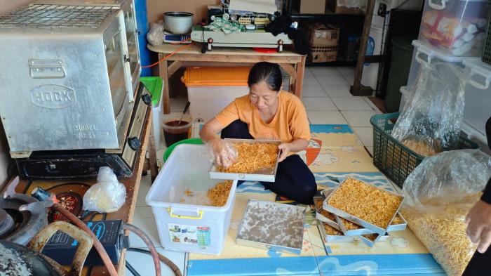 Yani, karyawan Maipeh Food, sedang mengerjakan proses pengovenan kentang mustofa di tempat produksi Maipeh Food di kawasan Kembangan Utara, Jakarta Barat, beberapa waktu lalu.