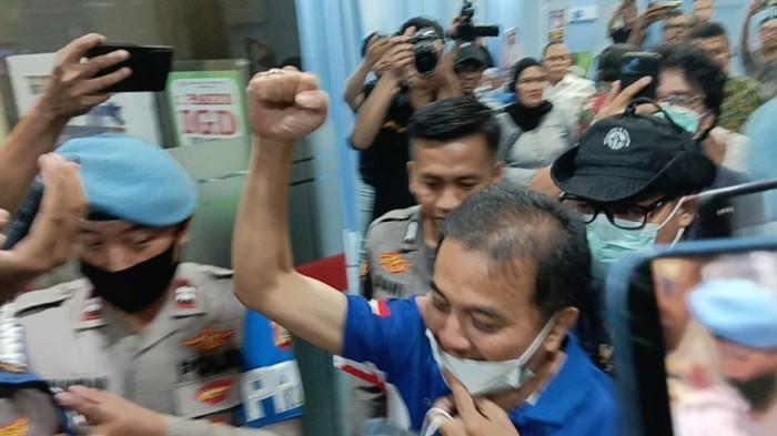 Roy Suryo saat keluar dari gedung RS Polri Kramat Jati, Jakarta Timur, Jumat (19/6/2026).