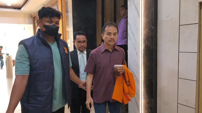 Tersangka kasus tudingan ijazah palsu Presiden ke-7 RI Joko Widodo (Jokowi), Roy Suryo dan dokter Tifa, saat digiring ke Rutan Polda Metro Jaya, Jakarta Selatan, Jumat (19/6/2026).