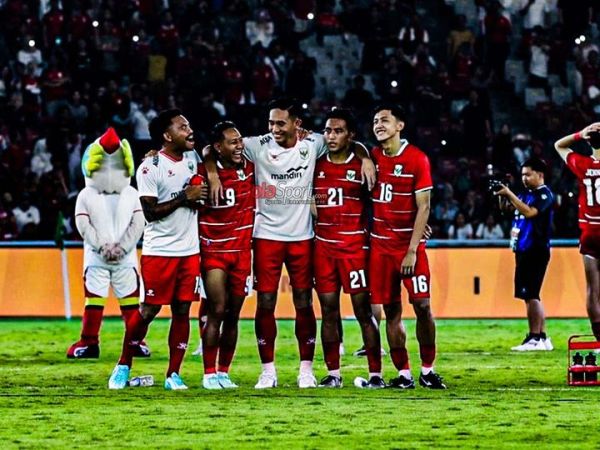 Kebersamaan sejumlah pemain Persib Bandung dan Persija Jakarta diantaranya Saddil Ramdani, Beckham Putra Nugraha, Rizky Ridho, Rayhan Hannan, dan Dony Tri Pamungkas di Timnas Indonesia.