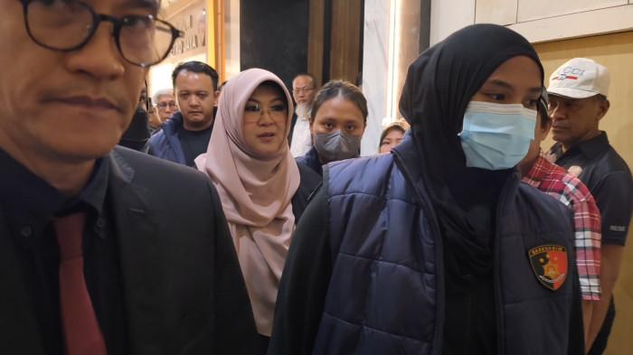 Tersangka kasus tudingan ijazah palsu Presiden ke-7 RI Joko Widodo (Jokowi), dokter Tifa, saat digiring ke Rutan Polda Metro Jaya, Jakarta Selatan, Jumat (19/6/2026).