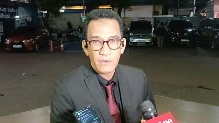 Tim kuasa hukum Roy Suryo dan dr Tifa, Refly Harun saat memberikan keterangan di RS Polri Kramat Jati, Jakarta Timur, Jumat (19/6/2026).