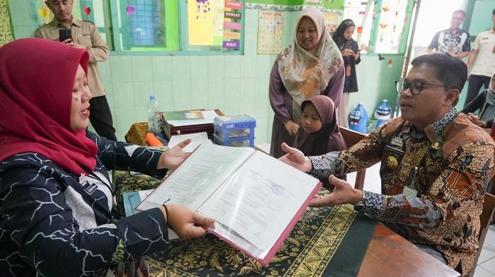 AMBIL RAPOR: Wali Kota Magelang, Damar Prasetyono mengambilkan rapot kepada siswi yatim di SDN Rejowinangun 4 Kota Magelang pada Jumat (19/6/2026).