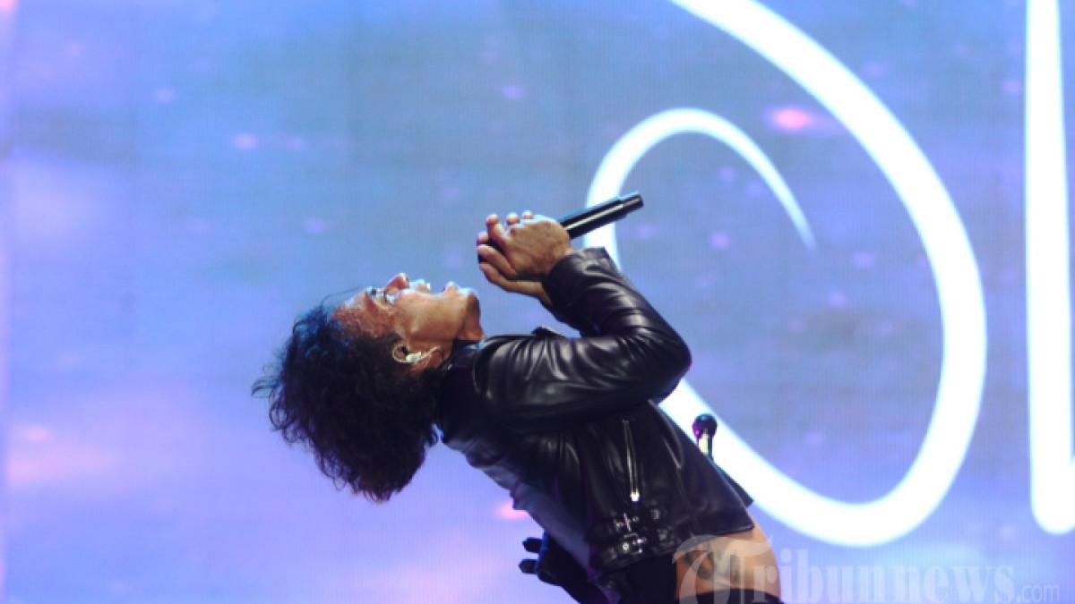 Aksi kaka Slank saat manggung di Jakarta Fair Kemayoran 2024, Minggu (01/072024) malam. Group band SLANK menghibur para slankers dalam rangka memeriahkan perhelatan tahunan JFK 2024 dengan membawakan sebanyak 21 lagu andalan.
