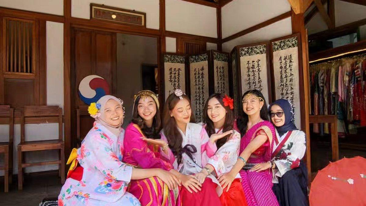Wisatawan berfoto menggunakan kostum di The Great Asia Africa.