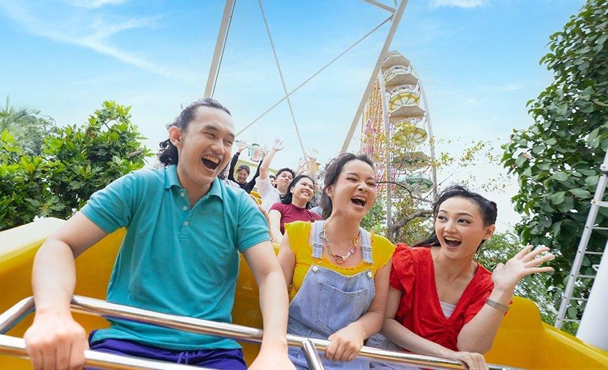 Wisatawan naik wahana seru di Dufan.