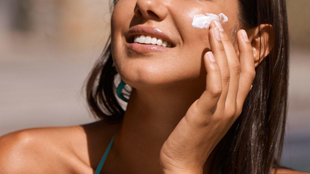 Ilustrasi wanita menggunakan sunscreen.