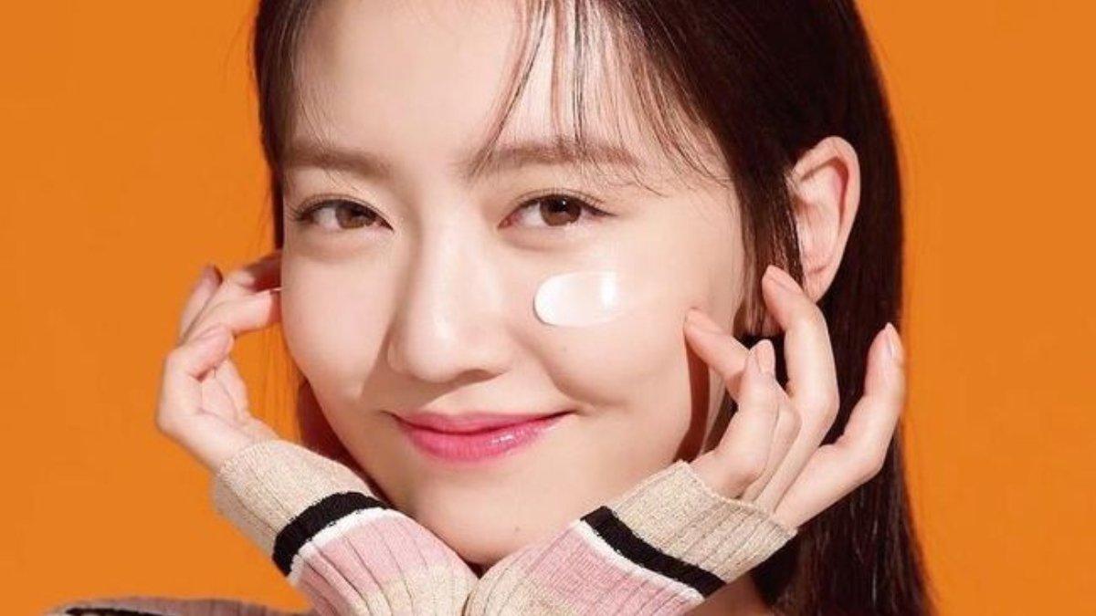 Ilustrasi wanita menggunakan sunscreen.