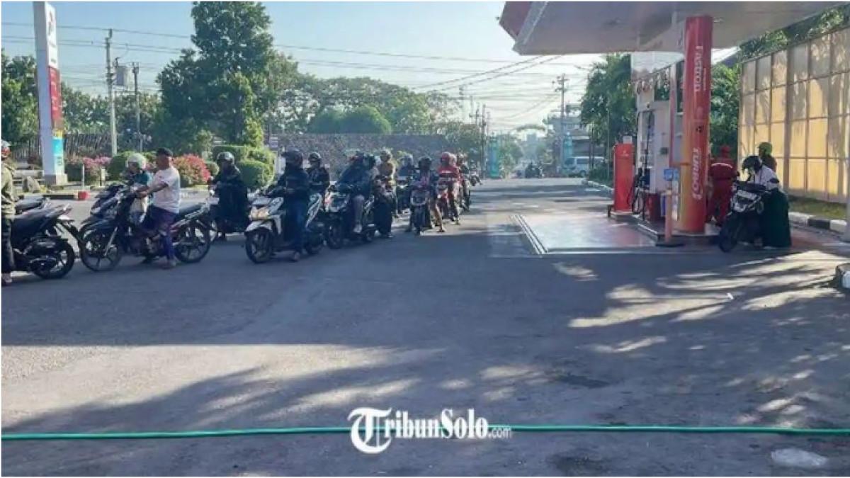 SPBU - Suasana SPBU Pabelan Kecamatan Kartasura, Kabupaten Sukoharjo pada Rabu (10/6/2026) pasca kenaikan harga BBM Pertamax 92. Tidak terlihat antrean panjang maupun lonjakan pembeli di BBM jenis Pertalite yang signifikan pasca pemberlakuan harga baru tersebut.