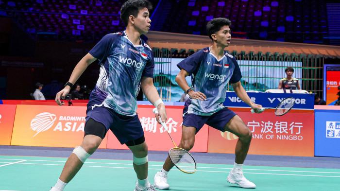 LOLOS PEREMPATFINAL -  Ganda putra muda Indonesia  Ali Faathir Rayhan/Devin Artha Wahyudi melaju ke babak 8 besar Badminton Asia Championship 2026 usai sukses mengalahkan wakil Thailand, Chaloempon Charoenkitamorn/Worrapol Thongsa-nga, melalui pertarungan tiga gim 22-20, 15-21, 21-15, Kamis (9/4/2026).