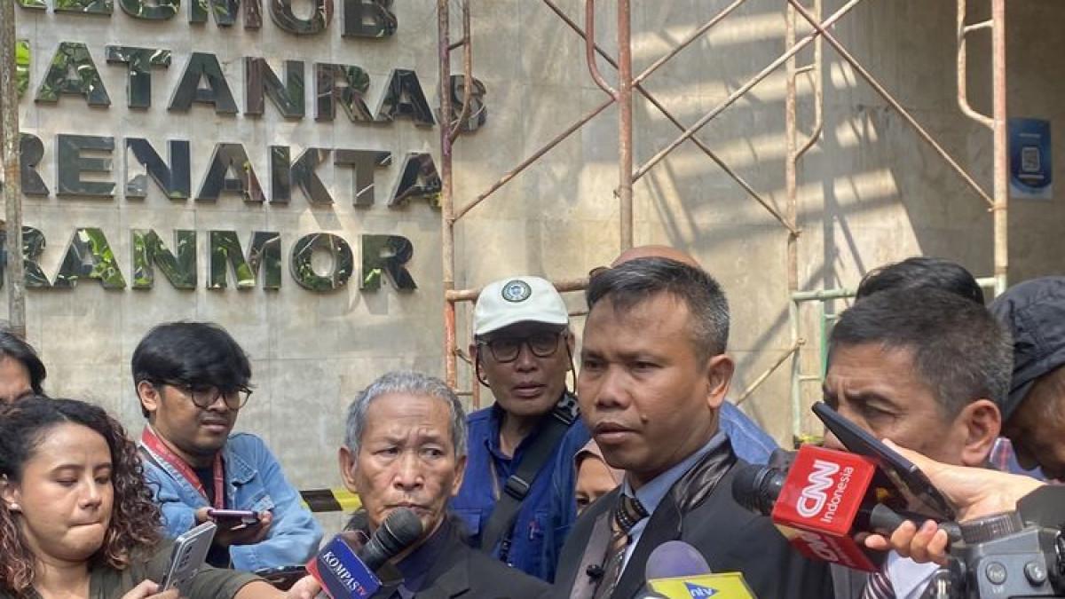 KASUS IJAZAH PALSU - Kuasa hukum Roy Suryo dan pendukungnya saat ditemui di Mapolda Metro Jaya, Jumat (19/6/2026).