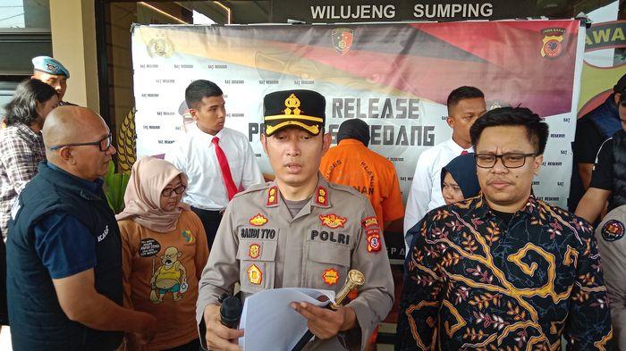 PELAKU PENIRAMAN AIR KERAS - Wendi (32) pelaku penyiraman air keras terhadap bocah kakak beradik hanya tertunduk saat digiring Polisi dari ruang tahanan ke halaman Markas Polres Sumedang, Jumat (19/6/2026) sore.